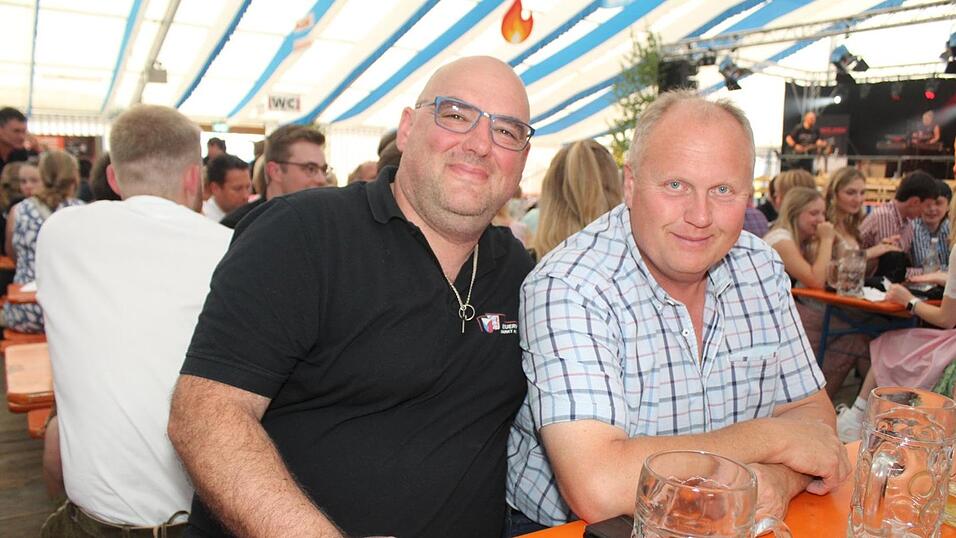 Zur Musik von Headless wurde ausgelassen gefeiert. Zur Musik von Headless wurde ausgelassen gefeiert.