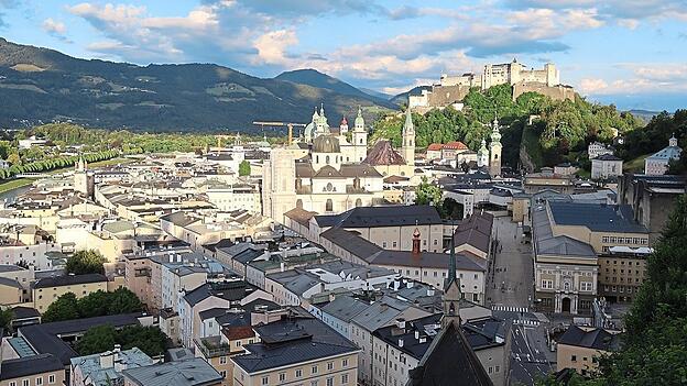 Salzburg hat viele schöne Dachterrassen - hier der abendliche Blick vom Restaurant M32 über die Welterbestadt mit Dom, Festung und rechts dem Festspielhaus. Salzburg hat viele schöne Dachterrassen - hier der abendliche Blick vom Restaurant M32 über die Welterbestadt mit Dom, Festung und rechts dem Festspielhaus.