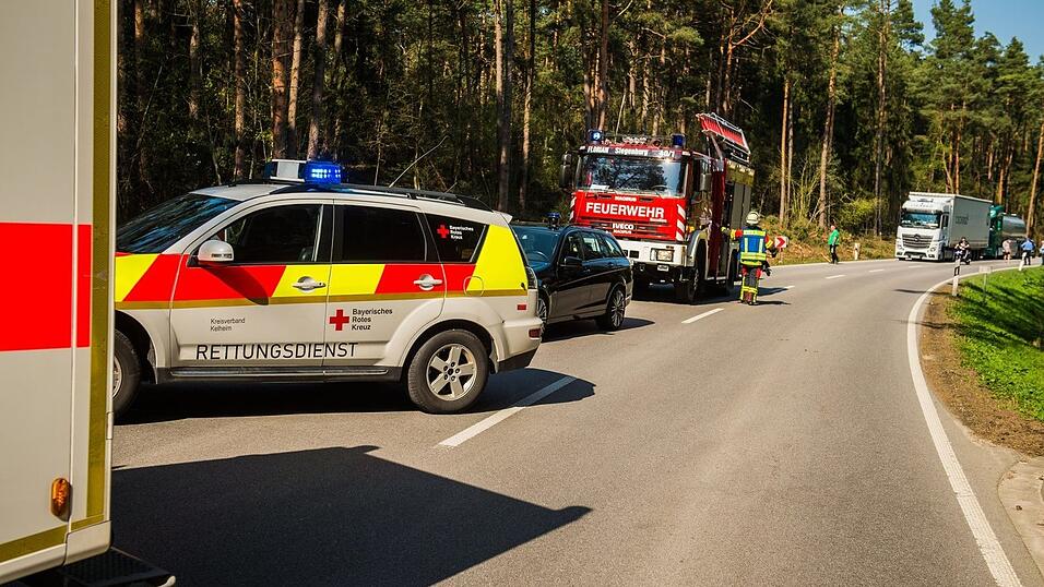 Die Fahrzeuge krachten wohl frontal ineinander. Die Fahrzeuge krachten wohl frontal ineinander.