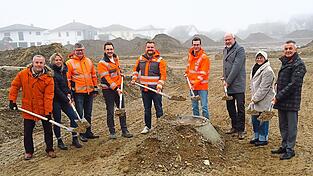Vertreter der Gemeinde, des Ingenieurbüros sowie der an der Erschließung beteiligten Firmen beim offiziellen Spatenstich. Vertreter der Gemeinde, des Ingenieurbüros sowie der an der Erschließung beteiligten Firmen beim offiziellen Spatenstich.
