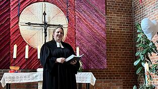 Pfarrerin Veronika Mavridis ist aktuell noch in Rottenburg. Ihre neue Dienststelle in der evangelischen Kirchengemeinde Schierling mit Langquaid tritt sie am 1. Dezember an. Pfarrerin Veronika Mavridis ist aktuell noch in Rottenburg. Ihre neue Dienststelle in der evangelischen Kirchengemeinde Schierling mit Langquaid tritt sie am 1. Dezember an.