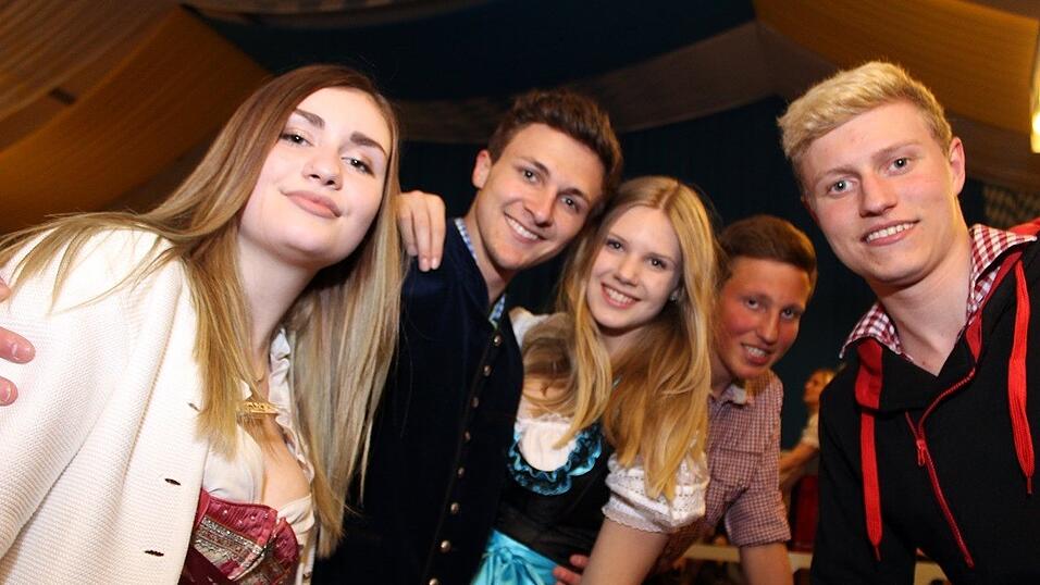 Die Frühjahrsdult 2017 in Landshut neigt sich dem Ende entgegen. Grund genug, noch einmal richtig in den Bierzelten zu feiern - abgerundet vom traditionellen Feuerwerk. Die Frühjahrsdult 2017 in Landshut neigt sich dem Ende entgegen. Grund genug, noch einmal richtig in den Bierzelten zu feiern - abgerundet vom traditionellen Feuerwerk.