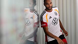 Schwungvoll betritt Tah das DFB-Podium. Schwungvoll betritt Tah das DFB-Podium.