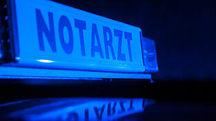 Ein Notarzt versorgte den schwerverletzten Fahrer an der Unfallstelle. Er wurde mit einem Hubschrauber ins Krankenhaus geflogen. (Symbolfoto) Ein Notarzt versorgte den schwerverletzten Fahrer an der Unfallstelle. Er wurde mit einem Hubschrauber ins Krankenhaus geflogen. (Symbolfoto)