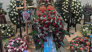 Letzte Ehre für den „Gschlößl Sepp“: Blumenkränze und Erinnerungen zeugen von der Liebe, Dankbarkeit und Wertschätzung für Sepp Maurer senior, der mit 81 Jahren im Kreise seiner Liebsten gestorben ist. Letzte Ehre für den „Gschlößl Sepp“: Blumenkränze und Erinnerungen zeugen von der Liebe, Dankbarkeit und Wertschätzung für Sepp Maurer senior, der mit 81 Jahren im Kreise seiner Liebsten gestorben ist.