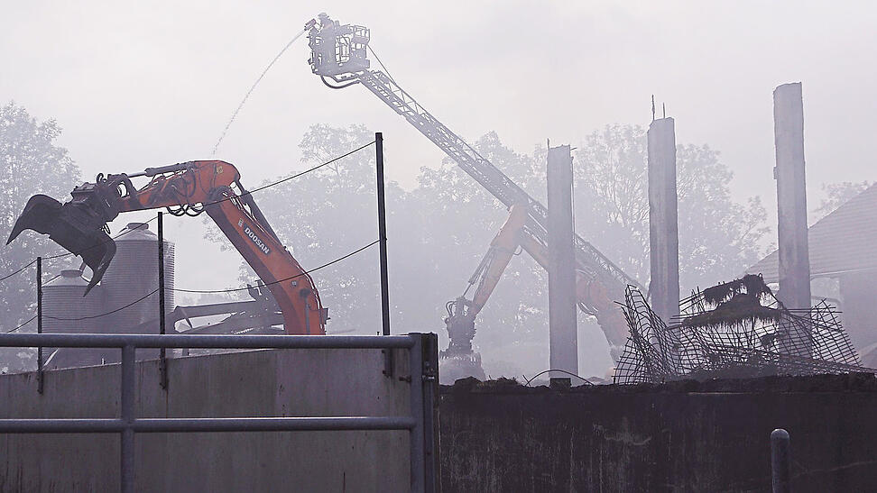 Feuerwehrleute waren am Montagvormittag unter anderem mit Baggern und einer Drehleiter bei Vilsbiburg im Einsatz. Immer wieder erschwerten wechselnde Winde, die den Rauch hin und her bewegten, die Arbeiten. Feuerwehrleute waren am Montagvormittag unter anderem mit Baggern und einer Drehleiter bei Vilsbiburg im Einsatz. Immer wieder erschwerten wechselnde Winde, die den Rauch hin und her bewegten, die Arbeiten.