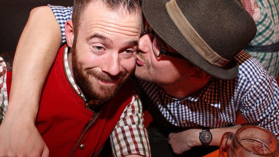 Die Frühjahrsdult 2017 in Landshut neigt sich dem Ende entgegen. Grund genug, noch einmal richtig in den Bierzelten zu feiern - abgerundet vom traditionellen Feuerwerk. Die Frühjahrsdult 2017 in Landshut neigt sich dem Ende entgegen. Grund genug, noch einmal richtig in den Bierzelten zu feiern - abgerundet vom traditionellen Feuerwerk.