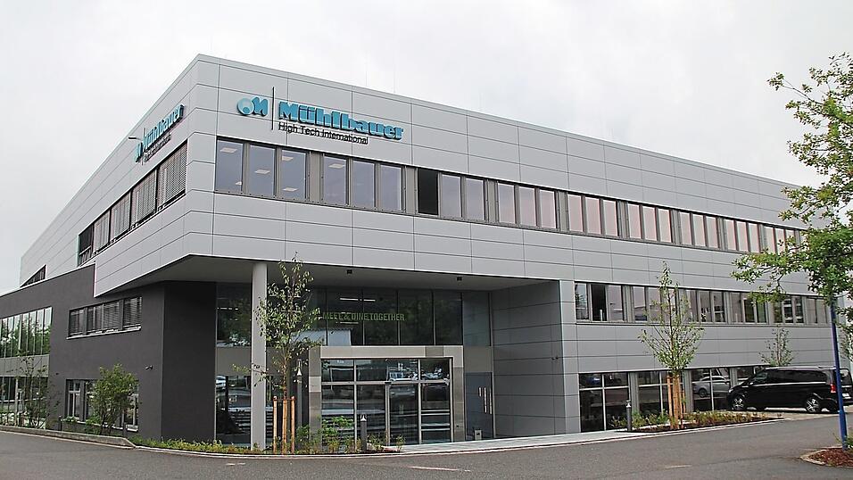 'Meet & dine together' - 20 Millionen Euro hat Mühlbauer am Standort Roding in eine Kantine und ein Ausbildungszentrum investiert. Das Unternehmen bietet 24 Berufe an, 18 Nationen sind vertreten. 'Meet & dine together' - 20 Millionen Euro hat Mühlbauer am Standort Roding in eine Kantine und ein Ausbildungszentrum investiert. Das Unternehmen bietet 24 Berufe an, 18 Nationen sind vertreten.