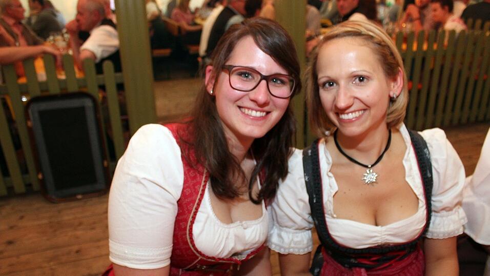 Die Frühjahrsdult 2017 in Landshut neigt sich dem Ende entgegen. Grund genug, noch einmal richtig in den Bierzelten zu feiern - abgerundet vom traditionellen Feuerwerk. Die Frühjahrsdult 2017 in Landshut neigt sich dem Ende entgegen. Grund genug, noch einmal richtig in den Bierzelten zu feiern - abgerundet vom traditionellen Feuerwerk.