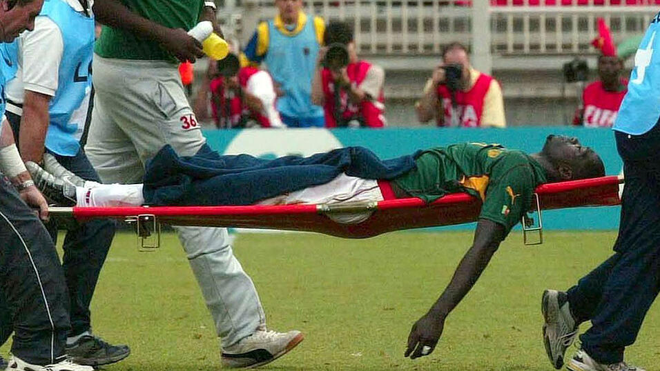 Juni 2003: Nationalspieler Marc-Vivien Foe (28) aus Kamerun bricht in Lyon im Halbfinale des Confederation Cups gegen Kolumbien zusammen. Der Grund: Plötzliches Herzversagen. Juni 2003: Nationalspieler Marc-Vivien Foe (28) aus Kamerun bricht in Lyon im Halbfinale des Confederation Cups gegen Kolumbien zusammen. Der Grund: Plötzliches Herzversagen.