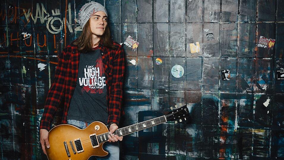 'Er fetzt wie ein James-Brown-Rhythmusgitarrist, kann die Gitarre aber auch wie Carlos Santana oder Jimmy Page spielen. Ein phänomenales Talent mit großem Charisma.' Mit diesen Worten beschreibt Star-Violinist Nigel Kennedy den oberösterreichischen Musiker Julian Buschberger. Dieser wurde im Alter von 20 Jahren von Kennedy, als er ihn im Club Raven bei einer Session nach Bluetone spielen hörte, sofort als Gitarrist für seine Band engagiert. 'Er fetzt wie ein James-Brown-Rhythmusgitarrist, kann die Gitarre aber auch wie Carlos Santana oder Jimmy Page spielen. Ein phänomenales Talent mit großem Charisma.' Mit diesen Worten beschreibt Star-Violinist Nigel Kennedy den oberösterreichischen Musiker Julian Buschberger. Dieser wurde im Alter von 20 Jahren von Kennedy, als er ihn im Club Raven bei einer Session nach Bluetone spielen hörte, sofort als Gitarrist für seine Band engagiert.