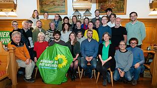 Ein Teil der Kandidaten und Unterstützer für die Grünen-Kreistagsliste. Rechts, stehend, Kreisvorsitzender Christian Zeitlhöfler, sitzend 3.v.r. Kreisvorsitzende Petra Wulff-Werner. Ein Teil der Kandidaten und Unterstützer für die Grünen-Kreistagsliste. Rechts, stehend, Kreisvorsitzender Christian Zeitlhöfler, sitzend 3.v.r. Kreisvorsitzende Petra Wulff-Werner.