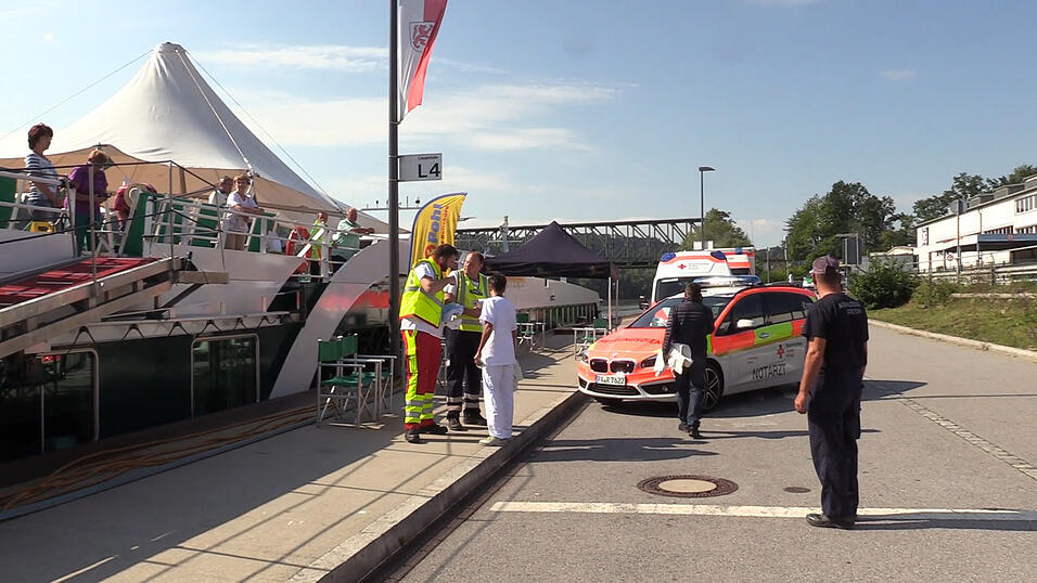 Magen-Darm-Infekt an Bord einer Donau-Kreuzfahrt! Etwa 120 Gäste waren von Ungarn aus mit dem Schiff nach Passau gestartet. Dort mussten letztlich 13 Passagiere ärztlich versorgt werden. Magen-Darm-Infekt an Bord einer Donau-Kreuzfahrt! Etwa 120 Gäste waren von Ungarn aus mit dem Schiff nach Passau gestartet. Dort mussten letztlich 13 Passagiere ärztlich versorgt werden.