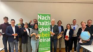 Die Mitglieder des Nachhaltigkeitsbeirats präsentieren sich bei der konstituierenden Sitzung mit Gegenständen, die sie thematisch antreiben (v.l.): Vitus Heigenhauser, Thomas Schindlbeck, Klaus Kobler, Elisabeth Gruber, Johann Meindorfer, Ann-Kathrin Wagner, neuer Vorsitzender Dr. Bernhard Widmann, Edmund Langer, Julia Wanninger, Tobias Jakob, Prof. Dr. Anja Faße und Josef Krinner. Die Mitglieder des Nachhaltigkeitsbeirats präsentieren sich bei der konstituierenden Sitzung mit Gegenständen, die sie thematisch antreiben (v.l.): Vitus Heigenhauser, Thomas Schindlbeck, Klaus Kobler, Elisabeth Gruber, Johann Meindorfer, Ann-Kathrin Wagner, neuer Vorsitzender Dr. Bernhard Widmann, Edmund Langer, Julia Wanninger, Tobias Jakob, Prof. Dr. Anja Faße und Josef Krinner.
