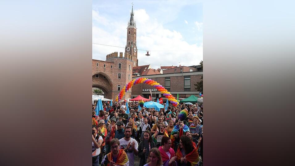 Knapp 2.000 Teilnehmer feierten am Samstag in Landhut den ersten Christopher-Street-Day Niederbayerns. Knapp 2.000 Teilnehmer feierten am Samstag in Landhut den ersten Christopher-Street-Day Niederbayerns.