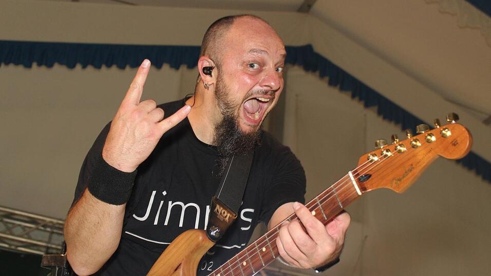 Zur Musik von Headless wurde ausgelassen gefeiert. Zur Musik von Headless wurde ausgelassen gefeiert.