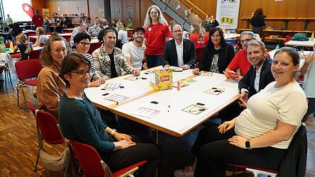 Die Lokalpromirunde am Freitag mit Kathrin Aumüller (v.l.), Sophie Oberhofer, Pamela Schobner, Daniel Jester, Michael Steinberger, Birgit Fuchs, Martin Hohenberger, Alexandra Plechinger, Bernhard Fuchs, Matthias Kohlmayer und Melanie Trübenbach. Die Lokalpromirunde am Freitag mit Kathrin Aumüller (v.l.), Sophie Oberhofer, Pamela Schobner, Daniel Jester, Michael Steinberger, Birgit Fuchs, Martin Hohenberger, Alexandra Plechinger, Bernhard Fuchs, Matthias Kohlmayer und Melanie Trübenbach.