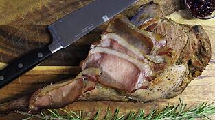 Die Zeit der Wildgerichte hält Einzug. Mit dem heutigen Rezept lässt sich in nur drei einfachen Schritten ein köstlicher Rehbraten zubereiten. Die Zeit der Wildgerichte hält Einzug. Mit dem heutigen Rezept lässt sich in nur drei einfachen Schritten ein köstlicher Rehbraten zubereiten.