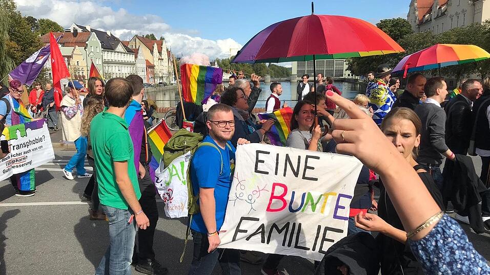 Knapp 2.000 Teilnehmer feierten am Samstag in Landhut den ersten Christopher-Street-Day Niederbayerns. Knapp 2.000 Teilnehmer feierten am Samstag in Landhut den ersten Christopher-Street-Day Niederbayerns.