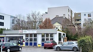 Bereits jetzt steht die „Sturm-Villa“ inmitten von bis zu neungeschossigen Wohngebäuden. Auf dem Areal der Autowerkstatt soll der Neubau entstehen. Darüber gab es im Bausenat teils hitzige Debatten. Bereits jetzt steht die „Sturm-Villa“ inmitten von bis zu neungeschossigen Wohngebäuden. Auf dem Areal der Autowerkstatt soll der Neubau entstehen. Darüber gab es im Bausenat teils hitzige Debatten.