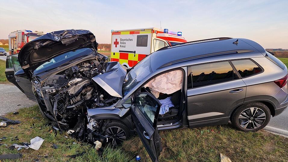 Die Fahrzeuge verkeilten sich ineinander. Die Fahrzeuge verkeilten sich ineinander.