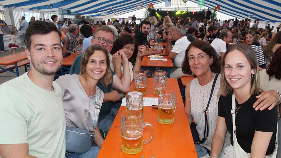 Zur Musik von Headless wurde ausgelassen gefeiert. Zur Musik von Headless wurde ausgelassen gefeiert.