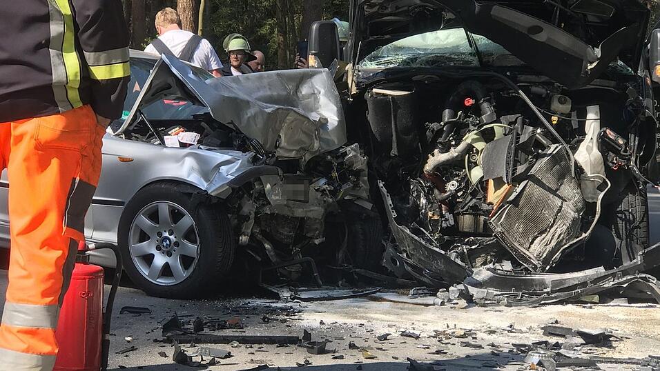 Die Fahrzeuge krachten wohl frontal ineinander. Die Fahrzeuge krachten wohl frontal ineinander.