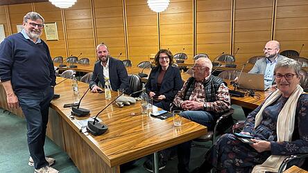 Die Kreis-SPD sitzt am Wahlabend schon einmal Probe. Letztlich muss der bisherige Fraktionssprecher Wolfgang Kerscher seinen Platz räumen. Es gilt nun, einen neuen Sprecher zu wählen. Die Kreis-SPD sitzt am Wahlabend schon einmal Probe. Letztlich muss der bisherige Fraktionssprecher Wolfgang Kerscher seinen Platz räumen. Es gilt nun, einen neuen Sprecher zu wählen.