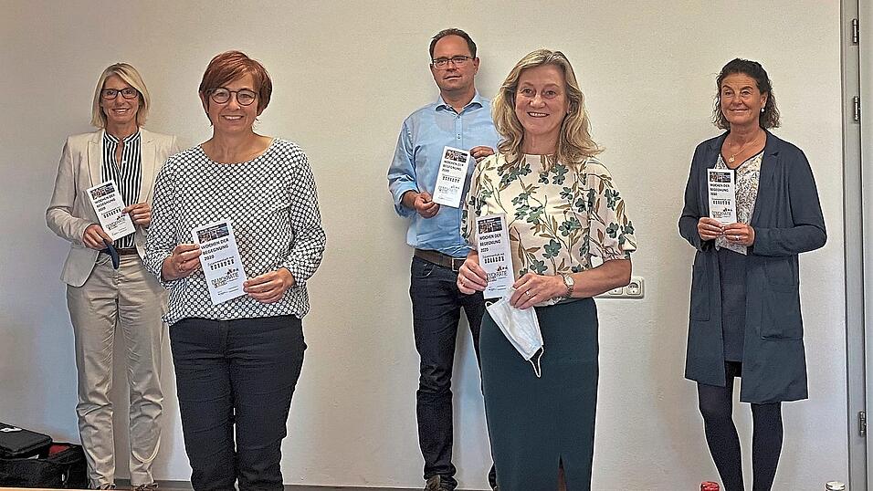 Die Deggendorfer Bürger sind zu Begegnungen mit Abstand eingeladen: Das Programm der 'Wochen der Begegnung' stellten dritte Bürgermeisterin Renate Wasmeier (v. l.), Ursula Keßler, Begleitausschuss-Vorsitzender Martin Hohenberger, Waltraud Tannerbauer und Claudia Binner vor. Die Deggendorfer Bürger sind zu Begegnungen mit Abstand eingeladen: Das Programm der 'Wochen der Begegnung' stellten dritte Bürgermeisterin Renate Wasmeier (v. l.), Ursula Keßler, Begleitausschuss-Vorsitzender Martin Hohenberger, Waltraud Tannerbauer und Claudia Binner vor.