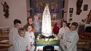 Die Organisatorinnen der jährlichen Fatima-Rosenkranzgebete in Mais: Initiatorin Rosa Vogl, Christa Buchberger und Resi Prechtl (v.l.) zusammen mit den Ministranten sind glücklich, die Nationalmadonna in ihrer Mitte zu haben. Die Organisatorinnen der jährlichen Fatima-Rosenkranzgebete in Mais: Initiatorin Rosa Vogl, Christa Buchberger und Resi Prechtl (v.l.) zusammen mit den Ministranten sind glücklich, die Nationalmadonna in ihrer Mitte zu haben.