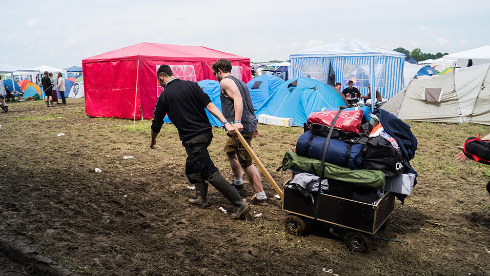 Auf dem Campingplatz lassen es die Pfingst-Open-Air-Besucher richtig krachen, aufgenommen von Regina Hölzel am Freitag. Auf dem Campingplatz lassen es die Pfingst-Open-Air-Besucher richtig krachen, aufgenommen von Regina Hölzel am Freitag.