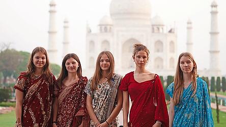 Daniela Vanic (2. v. r.) und Marie Wagner (2. v. l.) mit ihren Mitschülerinnen bei Sonnenaufgang in geliehenen Saris vor dem Taj Mahal. Daniela Vanic (2. v. r.) und Marie Wagner (2. v. l.) mit ihren Mitschülerinnen bei Sonnenaufgang in geliehenen Saris vor dem Taj Mahal.