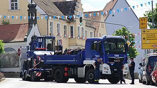 Imposante Erscheinung: Zur Absicherung des Volksfesteinzuges waren heuer erstmals Fahrzeuge von THW und Feuerwehren eingesetzt. Auch der Nordgautag wird die Stadt in Sachen Sicherheit vor Herausforderungen stellen, die kreative wie sichere Lösungen verlangen. Imposante Erscheinung: Zur Absicherung des Volksfesteinzuges waren heuer erstmals Fahrzeuge von THW und Feuerwehren eingesetzt. Auch der Nordgautag wird die Stadt in Sachen Sicherheit vor Herausforderungen stellen, die kreative wie sichere Lösungen verlangen.