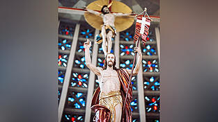 Welche guten Gedanken können Straubings Geistliche den Gläubigen zu Osterfest mitgeben? Das Foto zeigt ein Darstellung des Auferstandenen Jesus in der Pfarrkirche St. Josef. Welche guten Gedanken können Straubings Geistliche den Gläubigen zu Osterfest mitgeben? Das Foto zeigt ein Darstellung des Auferstandenen Jesus in der Pfarrkirche St. Josef.