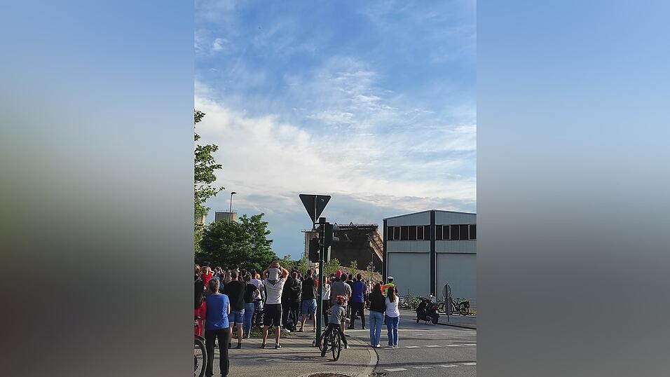 Rumms! Nachdem die Sprengladungen gezündet wurden, legte sich das alte Gebäude um und erzeugte eine große Staubwolke. Rumms! Nachdem die Sprengladungen gezündet wurden, legte sich das alte Gebäude um und erzeugte eine große Staubwolke.