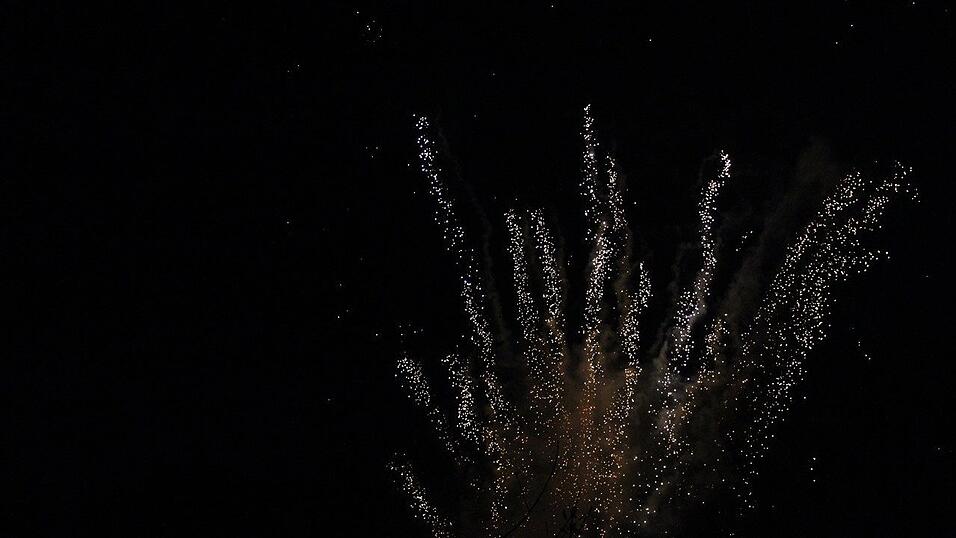 Die Frühjahrsdult 2017 in Landshut neigt sich dem Ende entgegen. Grund genug, noch einmal richtig in den Bierzelten zu feiern - abgerundet vom traditionellen Feuerwerk. Die Frühjahrsdult 2017 in Landshut neigt sich dem Ende entgegen. Grund genug, noch einmal richtig in den Bierzelten zu feiern - abgerundet vom traditionellen Feuerwerk.