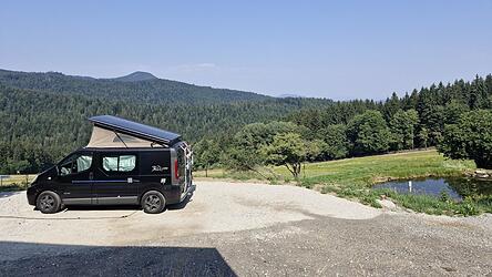 Der Campingplatz hat eine ideale Lage mit Rundumblick auf die umliegenden Berge. Der Campingplatz hat eine ideale Lage mit Rundumblick auf die umliegenden Berge.