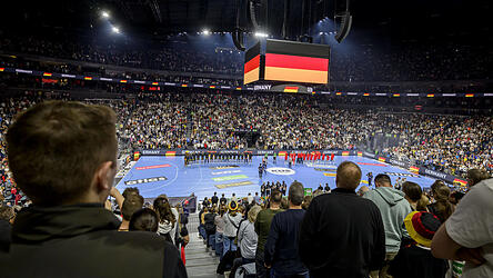 Die Nationalhymne kennen die meisten nur von Sportturnieren. Ab September soll sie verpflichtend auch in Schulen gesungen werden. Die Nationalhymne kennen die meisten nur von Sportturnieren. Ab September soll sie verpflichtend auch in Schulen gesungen werden.