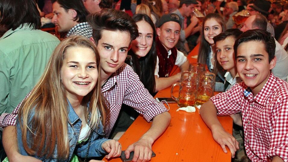 Die Frühjahrsdult 2017 in Landshut neigt sich dem Ende entgegen. Grund genug, noch einmal richtig in den Bierzelten zu feiern - abgerundet vom traditionellen Feuerwerk. Die Frühjahrsdult 2017 in Landshut neigt sich dem Ende entgegen. Grund genug, noch einmal richtig in den Bierzelten zu feiern - abgerundet vom traditionellen Feuerwerk.