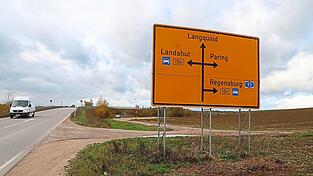 Zwischen Mai und Dezember 2023 führt der Weg von Schierling nach Regensburg nicht über die B 15 neu: Die Auffahrt auf die A 93 wird wegen der Fahrbahnsanierung gesperrt. Zwischen Mai und Dezember 2023 führt der Weg von Schierling nach Regensburg nicht über die B 15 neu: Die Auffahrt auf die A 93 wird wegen der Fahrbahnsanierung gesperrt.