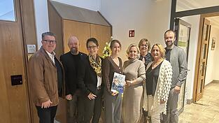 Bei der Vorstellung des VHS-Programms: Essenbachs Bürgermeister Dieter Neubauer, Furths Bürgermeister Andreas Horsche, Claudia Lange, VHS Landshuter Land, Carina Paintner, VHS Landshuter Land, Irene Blumhagen, VHS Landshuter Land, Elisabeth Weidner, VHS Landshuter Land, Angela Drexlmaier, VHS Landshuter Land und Altdorfs Bürgermeister Sebastian Stanglmaier. Bei der Vorstellung des VHS-Programms: Essenbachs Bürgermeister Dieter Neubauer, Furths Bürgermeister Andreas Horsche, Claudia Lange, VHS Landshuter Land, Carina Paintner, VHS Landshuter Land, Irene Blumhagen, VHS Landshuter Land, Elisabeth Weidner, VHS Landshuter Land, Angela Drexlmaier, VHS Landshuter Land und Altdorfs Bürgermeister Sebastian Stanglmaier.