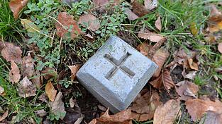 Ein Grenzstein steht nahe des öffentlichen Weges. Ein Grenzstein steht nahe des öffentlichen Weges.