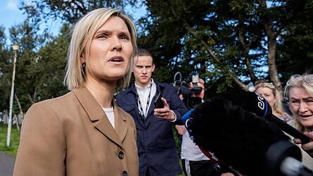 Die isländische Ministerpräsidentin Kristrún Frostadóttir (l) spricht mit Reportern, nachdem sie ihr Stimmrecht ausgeübt hat. Die isländische Ministerpräsidentin Kristrún Frostadóttir (l) spricht mit Reportern, nachdem sie ihr Stimmrecht ausgeübt hat.