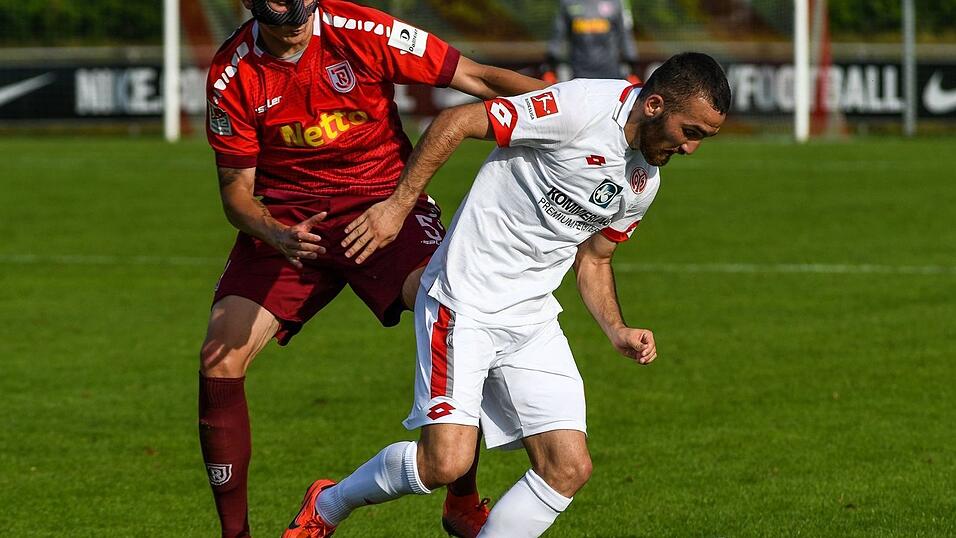 Verlässt Dominic Volkmer (links) den SSV Jahn noch? Verlässt Dominic Volkmer (links) den SSV Jahn noch?