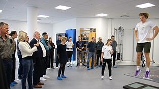 Wie die Sprungkraftdiagnostik abläuft, demonstrierte Student Benjamin Schütz den Gästen der Eröffnungsfeier, darunter dritte Bürgermeisterin Renate Wasmeier (2. v. l.), THD-Präsident Professor Waldemar Berg (3. v. l.) und THD-Kanzlerin Birgit Augustin (5. v. l.). Wie die Sprungkraftdiagnostik abläuft, demonstrierte Student Benjamin Schütz den Gästen der Eröffnungsfeier, darunter dritte Bürgermeisterin Renate Wasmeier (2. v. l.), THD-Präsident Professor Waldemar Berg (3. v. l.) und THD-Kanzlerin Birgit Augustin (5. v. l.).