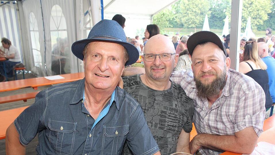 Zur Musik von Headless wurde ausgelassen gefeiert. Zur Musik von Headless wurde ausgelassen gefeiert.