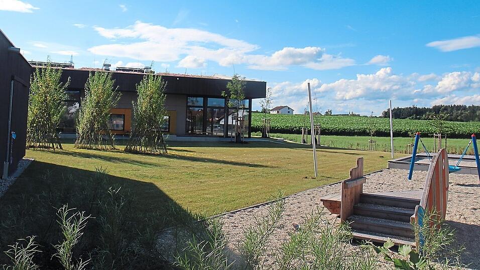 Weiden-Tipis (links auf der Wiese) bieten Platz für die Kleinen, auf der Sandfläche gibt es eine Vogelnestschaukel (Garten der Krippe). Weiden-Tipis (links auf der Wiese) bieten Platz für die Kleinen, auf der Sandfläche gibt es eine Vogelnestschaukel (Garten der Krippe).