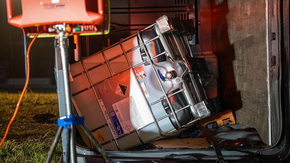 Wegen der aufwändigen Bergung war eine längere Sperrung der Auffahrt zur B15n nötig. Wegen der aufwändigen Bergung war eine längere Sperrung der Auffahrt zur B15n nötig.