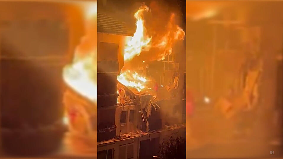 Nach der Explosion schlugen Flammen aus dem Wohnhaus. Nach der Explosion schlugen Flammen aus dem Wohnhaus.