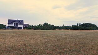 Die Stadt hatte für eine geplante Wohnbebauung überteuert eine Fläche am Keilberg gekauft, die wegen eines Biotops gar nicht bebaubar ist. Deshalb wurde nun umgeplant. Die Stadt hatte für eine geplante Wohnbebauung überteuert eine Fläche am Keilberg gekauft, die wegen eines Biotops gar nicht bebaubar ist. Deshalb wurde nun umgeplant.